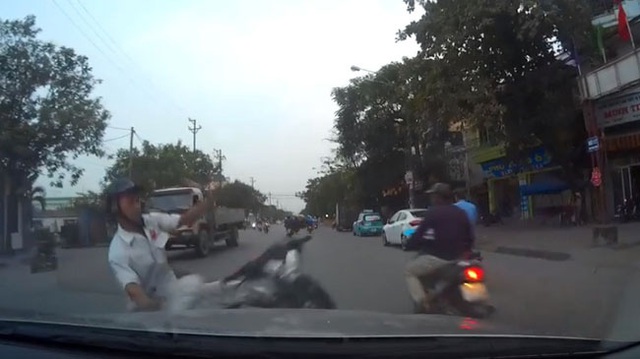 Hải Phòng: Bóp phanh trước, nam thanh niên lái Honda Winner 150 ngã trước đầu ô tô
