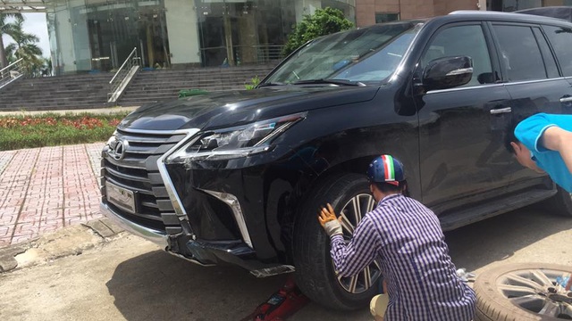 Quảng Ninh: Lexus LX570 2016 chưa biển trôi dốc, đâm vào cột điện