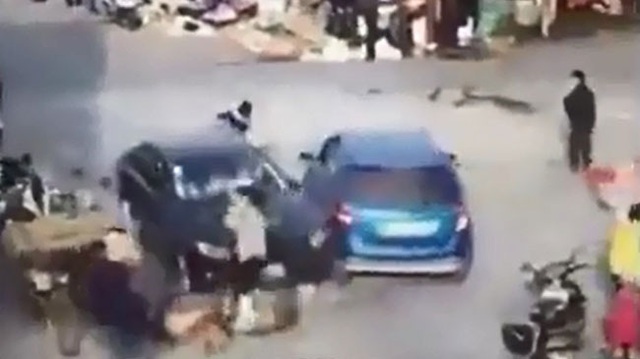 Bố bỏ đi mua đồ, con ngồi trong xe gây tai nạn liên hoàn
