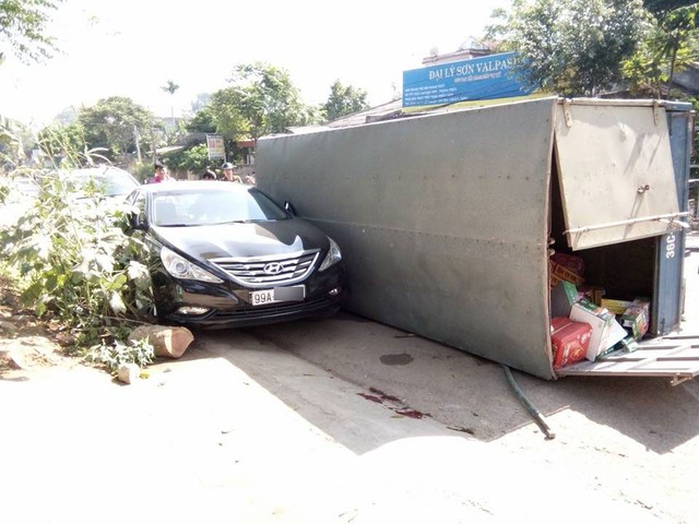 
Chiếc Hyundai Sonata đỗ bên đường bị thùng xe tải đập trúng.
