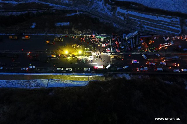 
Một ngày sau khi vụ tai nạn liên hoàn xảy ra, một đoạn đường của cao tốc Bắc Kinh - Côn Minh vẫn phải tạm dừng hoạt động. Hiện lực lượng chức năng vẫn đang tiến hành điều tra, làm rõ vụ việc này.
