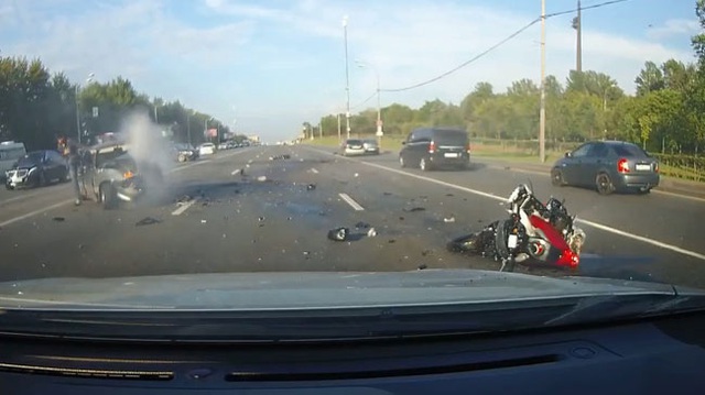 Cả biker lẫn mô tô bị hất văng lên không trung trong vụ va chạm trực diện