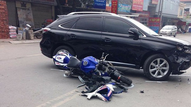 Quảng Ninh: Mô tô Suzuki va chạm với SUV sang Lexus RX