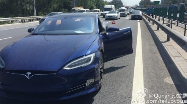Để Tesla Model S tự lái và gây tai nạn, thanh niên đổ lỗi cho nhân viên đại lý