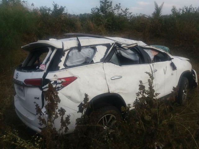 
Chiếc Toyota Fortuner 2016 bị hư hỏng nặng trong vụ tai nạn.

