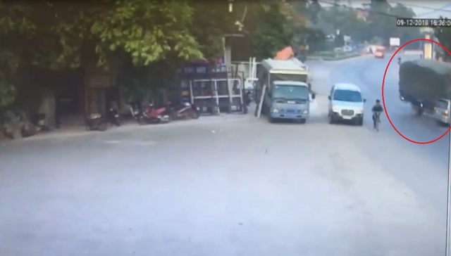 Chiếc ô tô tải đâm ngang sườn Toyota Innova. Ảnh cắt từ video