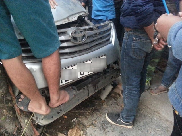 
Chiếc Toyota Innova bị hư hỏng nặng phần đầu xe. Ảnh: Tin Hữu Lũng
