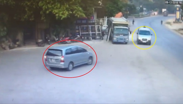 Chiếc Toyota Innova quay đầu trước khi vụ tai nạn xảy ra. Ảnh cắt từ video