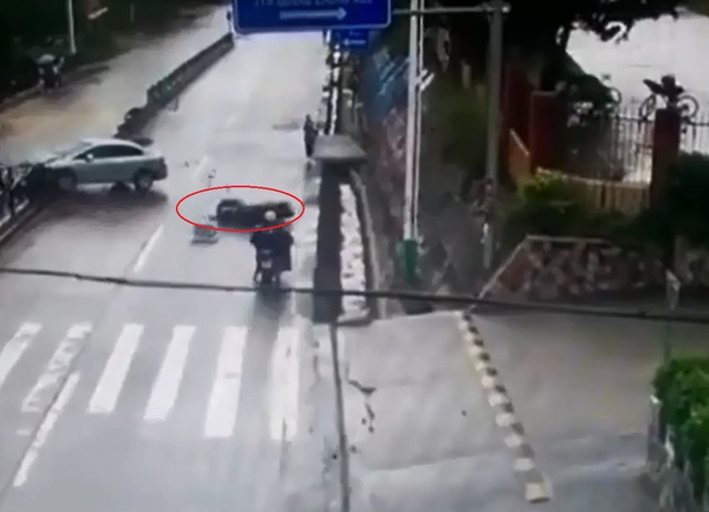
Mảnh vỡ từ chiếc ô tô con văng ra, trúng người đi xe máy. Ảnh cắt từ video

