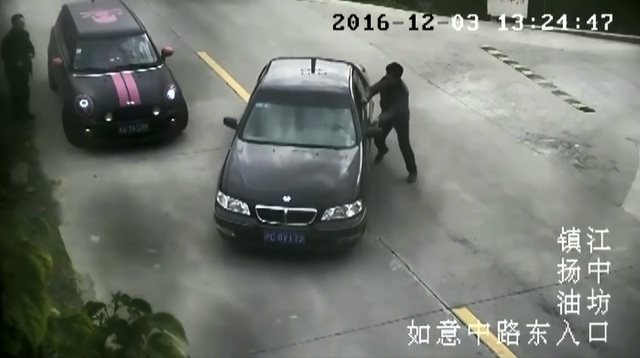 
Chiếc ô tô lùi về phía sau khiến anh Zhang vội vã chạy theo để cố gắng giữ lại. Ảnh cắt từ video
