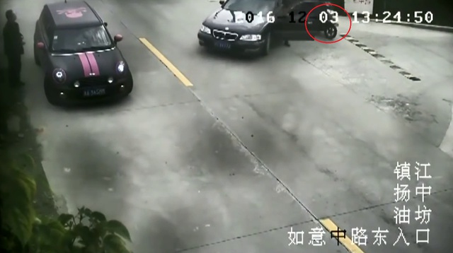 
Chiếc ô tô va chạm với một xe máy chở hai người. Ảnh cắt từ video
