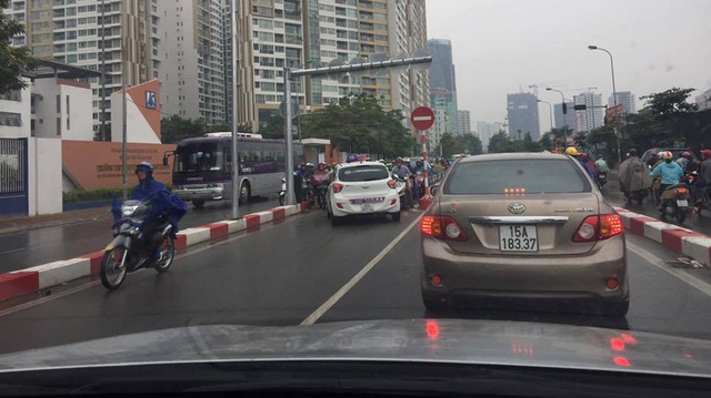 Hai chiếc taxi ngang nhiên đi ngược chiều tại cầu vượt Hoàng Minh Giám