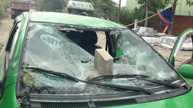 Taxi Mai Linh chở 2 đối tượng đi đánh nhau bị người dân đập nát