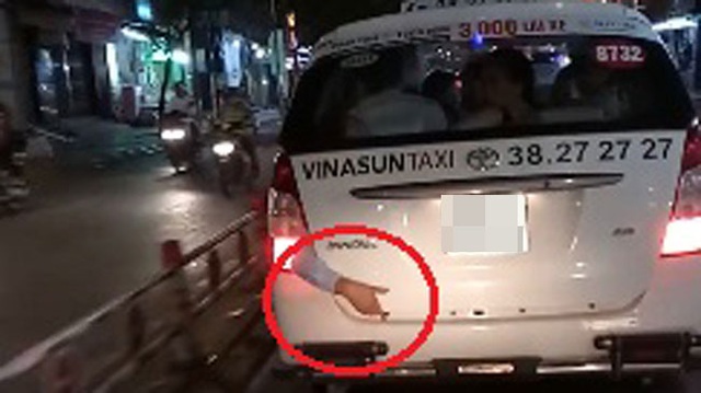 Video người đàn ông ngồi trong cốp taxi, thò tay ra ngoài tại Sài Gòn gây tò mò