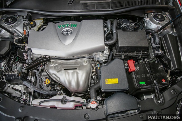 
Trái tim của Toyota Camry 2.0G X 2016 vẫn là động cơ xăng 4 xy-lanh, hút khí tự nhiên, dung tích 2.0 lít cũ. Động cơ tạo ra công suất tối đa 167 mã lực tại vòng tua máy 6.500 vòng/phút và mô-men xoắn cực đại 199 Nm tại vòng tua máy 4.600 vòng/phút. Sức mạnh được truyền tới cầu trước thông qua hộp số tự động 6 cấp.
