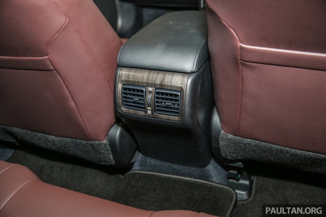 
Về an toàn, Toyota Camry 2.0G X 2016 có 7 túi khí tùy chọn, tương tự mọi bản trang bị khác. Thêm nữa là hệ thống cân bằng điện tử và bơm lốp xách tay tiêu chuẩn.
