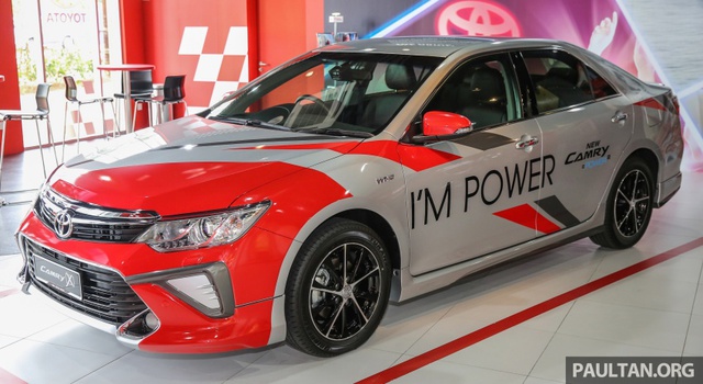 
Cách đây vài hôm, hãng Toyota đã thông báo bắt đầu nhận đơn đặt hàng dành cho Camry 2016 tại thị trường Malaysia. Đây chính là Toyota Camry 2016 hứa hẹn sẽ sớm ra mắt thị trường Việt Nam trong thời gian tới.
