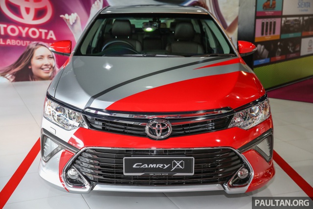 
Ngoài ra, Toyota Camry 2.0G X 2016 còn được sơn 2 tông màu tương tự phiên bản Hybrid. 
