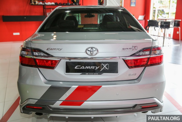 
2.0G X là bản trang bị mới của dòng Toyota Camry, ra đời để thay thế bản 2.0 cũ. So với bản 2.0 cũ, Toyota Camry 2.0G X 2016 cũng được bổ sung nhiều trang thiết bị tiêu chuẩn hơn.
