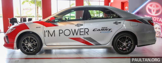 
Đến nay, hãng Toyota đã bất ngờ trưng bày Camry 2.0G X 2016 tại một đại lý ở Mitsui Outlet Park Sepang, Malaysia. Nhờ đó, chúng ta có thể biết rõ hơn thiết kế của Toyota Camry 2016 sẽ trình làng tại Việt Nam trong tương lai gần.
