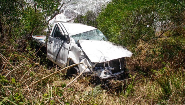 Toyota Hilux được cứu hộ bằng trực thăng sau tai nạn do tài xế 17 tuổi gây ra - Ảnh 4.