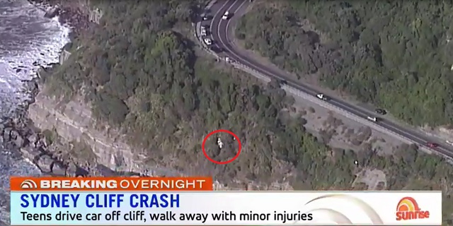 Toyota Hilux được cứu hộ bằng trực thăng sau tai nạn do tài xế 17 tuổi gây ra - Ảnh 3.