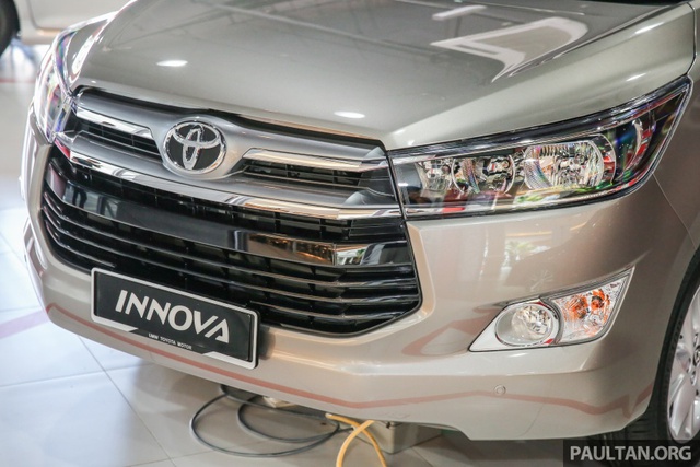 
Ngoài ra, Toyota Innova 2016 tại Malaysia còn được trang bị đèn pha dạng Halogen tự động và đèn sương mù sau. Riêng đèn sương mù trước chỉ dành cho bản 2.0G.
