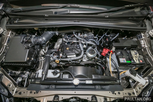 
Bên dưới nắp capô của Toyota Innova 2016 tại Malaysia có động cơ xăng 4 xy-lanh, hút khí tự nhiên, dung tích 2.0 lít với công suất tối đa 139 mã lực tại vòng tua máy 5.600 vòng/phút và mô-men xoắn cực đại 183 Nm tại vòng tua máy 4.000 vòng/phút. Sức mạnh được truyền tới bánh thông qua hộp số tự động hoặc sàn 6 cấp. Nhờ đó, Toyota Innova 2016 tiêu thụ lượng nhiên liệu trung bình là 9,4 lít/100 km với bản số sàn và 9,1 lít/100 km với bản số tự động.
