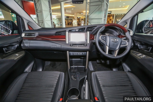
Bên trong Toyota Innova thế hệ mới có bảng táp-lô hoàn toàn khác biệt so với trước. Đáng tiếc thay, nội thất của Toyota Innova 2016 vẫn được thiết kế kiểu 1 tông màu khá đơn điệu.
