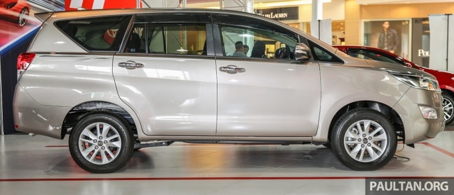 
Bước sang thế hệ mới, Toyota Innova được tăng đáng kể về kích thước. Cụ thể, Toyota Innova 2016 có chiều dài tổng thể 4.735 mm (tăng 150 mm), rộng 1.830 mm (tăng 70 mm), cao 1.795 mm (tăng 35 mm) và chiều cao gầm 200 mm (tăng 24 mm). Riêng chiều dài cơ sở của xe vẫn giữ nguyên ở mức 2.750 mm.

