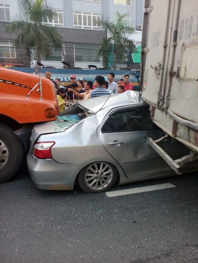 
Chiếc Toyota Vios bị bẹp dúm trong vụ tai nạn. Ảnh: Linh Quách
