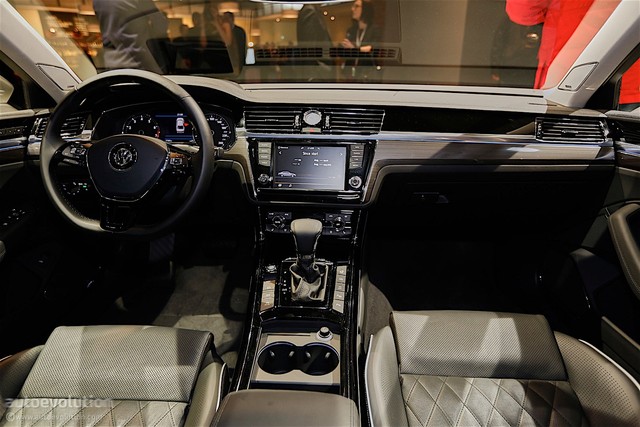 
Các tính năng nổi bật của Volkswagen Phideon bao gồm ghế thông khí, mát-xa và sưởi ấm, đèn viền nội thất với 3 màu tùy chọn, hệ thống treo khí nén, cửa tự hít, màn hình hiển thị thông tin trên kính chắn gió, đèn pha LED và hệ thống quan sát ban đêm dựa trên camera. Hệ thống sẽ cảnh báo cho người lái nếu phát hiện người, động vật trên/gần đường, ngay cả khi trời tối và sương mù.

