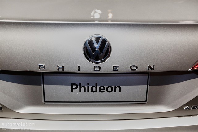 
Ngoài ra, Phideon còn là mẫu xe Volkswagen đầu tiên được phát triển dựa trên cơ sở gầm bệ Modular Longitudinal Matrix (MLB). Trước đó, chỉ có xe Audi và Porsche sử dụng cơ sở gầm bệ này.
