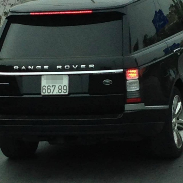 
Biển kiểm soát giống hệt nhau ở phần chữ số sau của hai chiếc Range Rover. Ảnh: Hà Ngọc
