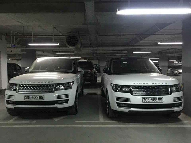 
Cặp Range Rover có biển số gần giống hệt nhau nằm trong một hầm để xe. Ảnh: Otofun
