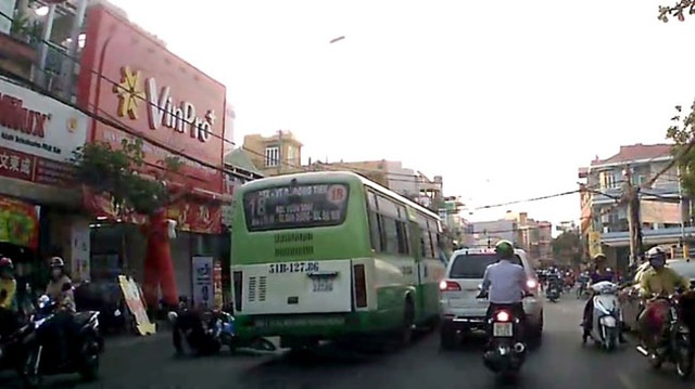 Sài Gòn: Xe buýt chạy lấn làn, gây tai nạn cho nhà sư