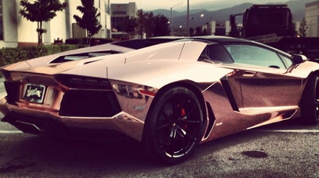 
... và Lamborghini Aventador mạ crôm vàng hồng của Tyga.
