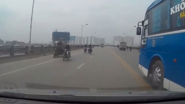 Xe khách ép ô tô con dạt sang làn ngược chiều trên cầu Vĩnh Tuy