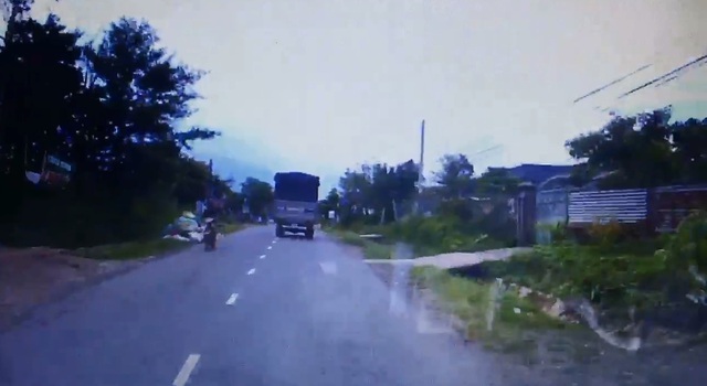 
Chiếc ô tô tải đang di chuyển trên con đường khá hẹp. Ảnh cắt từ video
