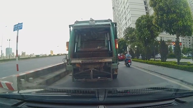 Hà Nội: Xe rác lùi ẩu, suýt húc vào đầu ô tô con