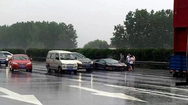 Lại thêm một chiếc Lamborghini Aventador đen đủi gặp nạn trong cơn mưa lớn