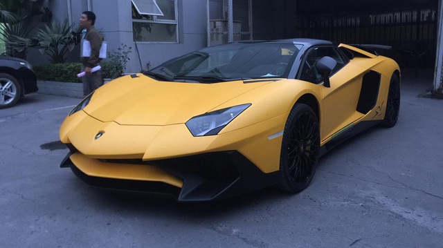 Thiếu gia 9X Hà thành đưa "siêu phẩm" Lamborghini Aventador SV mui trần về Việt Nam