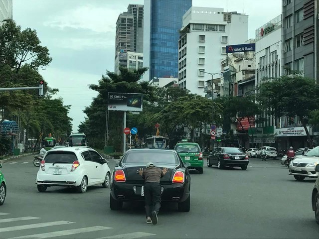 Sài Gòn: Xe siêu sang Bentley 10 tỷ Đồng được người đàn ông đẩy đi trên phố - Ảnh 1.