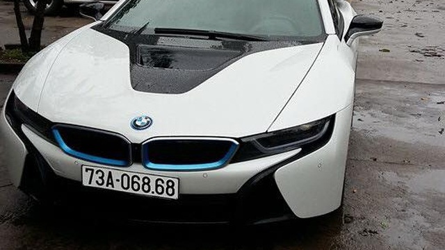 BMW i8 của thiếu gia 9X Quảng Bình đeo biển "khủng"