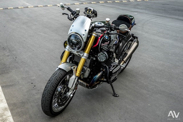 Những chiếc BMW R NineT đang được phân phối chính hãng tại Việt Nam với mức giá khoảng 598 triệu Đồng. Tuy nhiên, một biker đến từ Sài thành đã chấp nhận bỏ ra số tiền gần gấp đôi giá mua xe để độ lại chiếc BMW R NineT theo ý của mình.