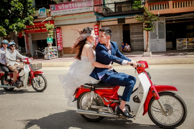 Bộ ảnh cưới độc đáo với dàn xe Dream của 9X Sơn La - Ảnh 2.
