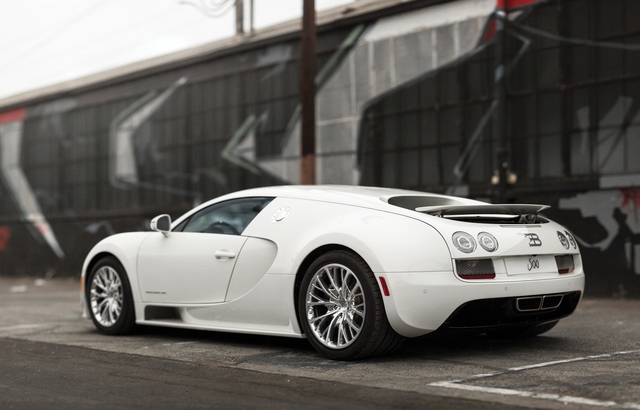 Bán đấu giá bạch mã Bugatti Veyron Coupe cuối cùng xuất xưởng - Ảnh 3.