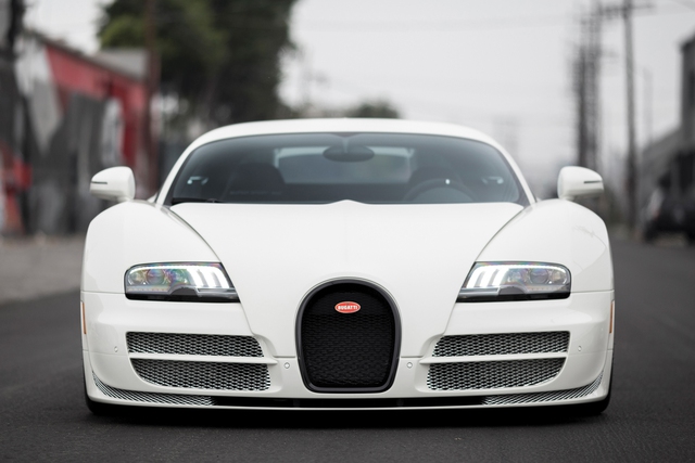 Bán đấu giá bạch mã Bugatti Veyron Coupe cuối cùng xuất xưởng - Ảnh 1.