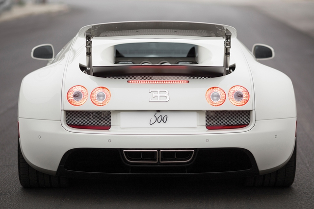 Bán đấu giá bạch mã Bugatti Veyron Coupe cuối cùng xuất xưởng - Ảnh 4.
