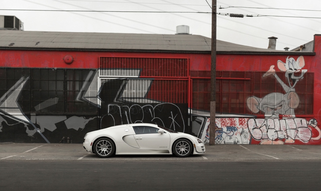 Bán đấu giá bạch mã Bugatti Veyron Coupe cuối cùng xuất xưởng - Ảnh 2.